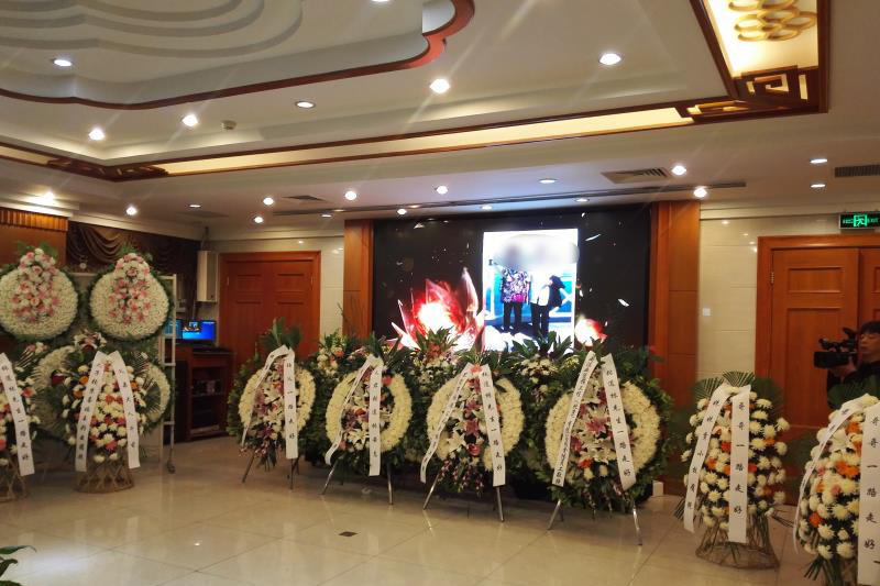 一条龙花圈摆放 一条龙花圈摆放